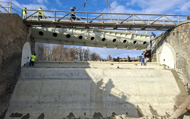 Rekonstrukce jezu v Rajhradě pokračuje, dělníci usadili druhou klapku