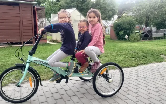Rodina z České Vsi potřebuje pomoc. Dvě dcery trpí bolestmi, jedna má vývojové onemocnění