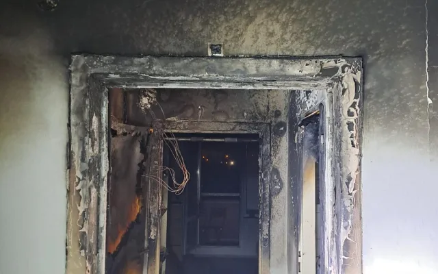 V brněnských Bohunicích v neděli vyhořel byt, hasiči evakuovali desítky lidí
