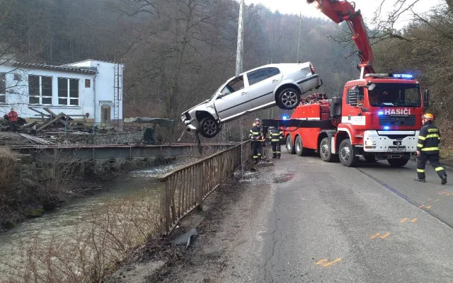 FOTO: Chlapík u Blanska skončil s oktávkou v řece. Na záchranu čekal na střeše