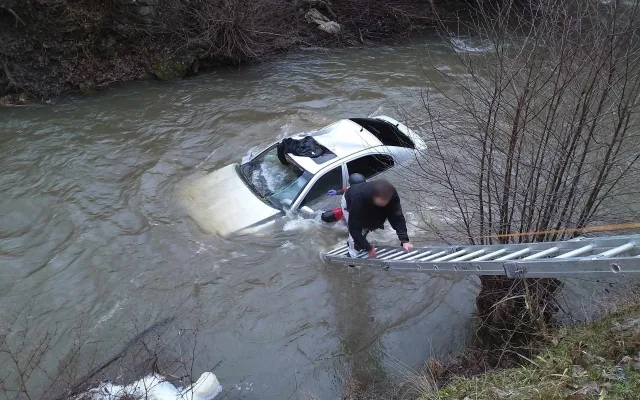 FOTO: Chlapík u Blanska skončil s oktávkou v řece. Na záchranu čekal na střeše