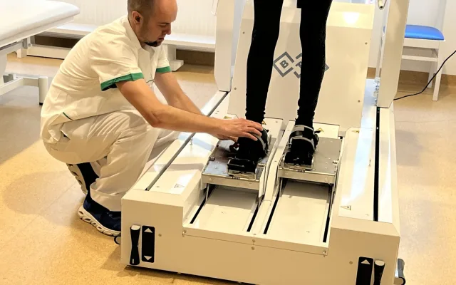 VIDEO: Pacienti v Brně využijí robotický chodník. Pomáhá jim zlepšit chůzi