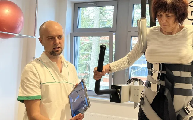 VIDEO: Pacienti v Brně využijí robotický chodník. Pomáhá jim zlepšit chůzi