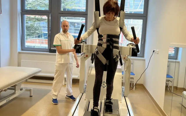 VIDEO: Pacienti v Brně využijí robotický chodník. Pomáhá jim zlepšit chůzi