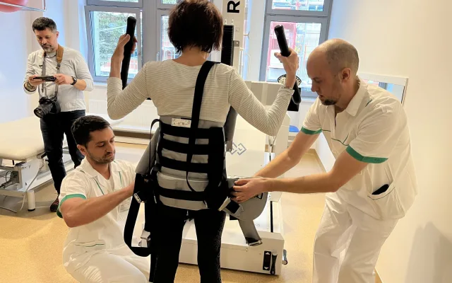VIDEO: Pacienti v Brně využijí robotický chodník. Pomáhá jim zlepšit chůzi
