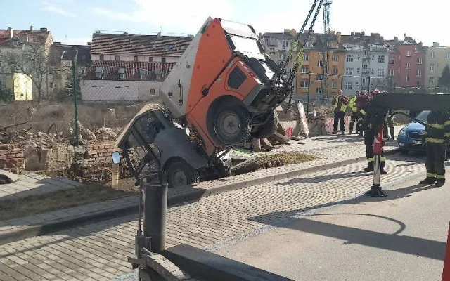 Pod zametacím vozem v Brně se propadl chodník, hasiči ho vyprostili