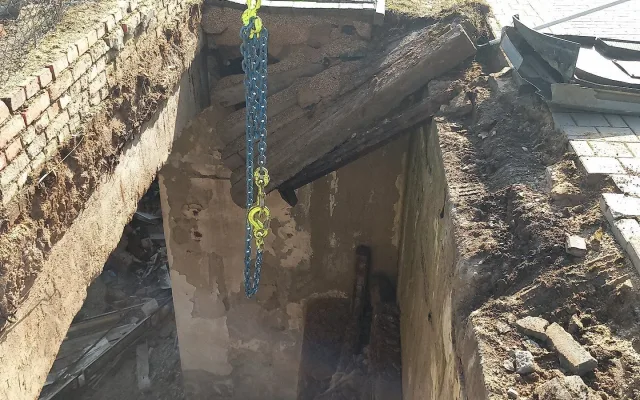 Pod zametacím vozem v Brně se propadl chodník, hasiči ho vyprostili