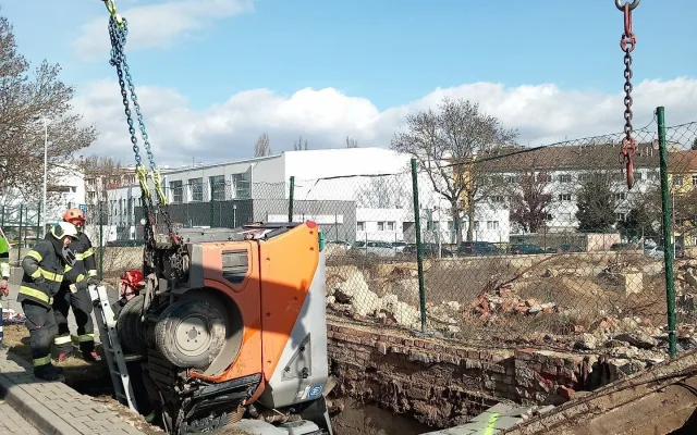 Pod zametacím vozem v Brně se propadl chodník, hasiči ho vyprostili