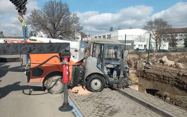 Pod zametacím vozem v Brně se propadl chodník, hasiči ho vyprostili