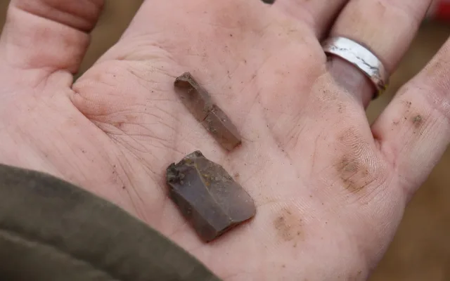 Při stavbě tramvajové trati na Kamechy našli archeologové pravěkou jámu