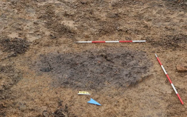 Při stavbě tramvajové trati na Kamechy našli archeologové pravěkou jámu