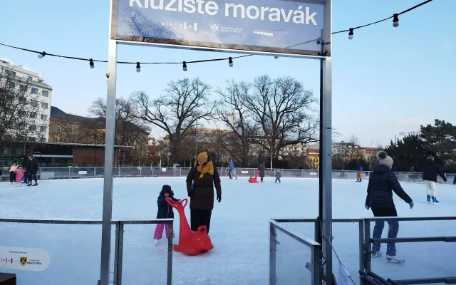 Z Moraváku zmizí kolo i kluziště. Dozvuky zimy si Brňané naposledy užijí o víkendu