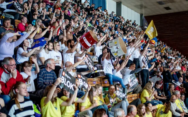Volejbalové Brno v euforii. Šelmy útočí na titul, muži ladí formu na předkolo