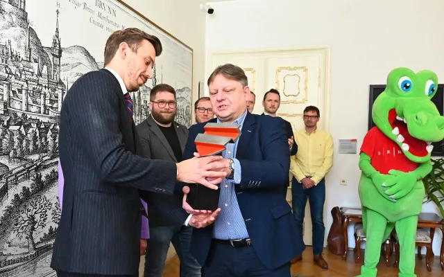Putovní trofej má prvního majitele. Zbrojovka ji převzala na radnici