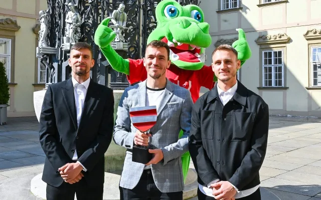 Putovní trofej má prvního majitele. Zbrojovka ji převzala na radnici