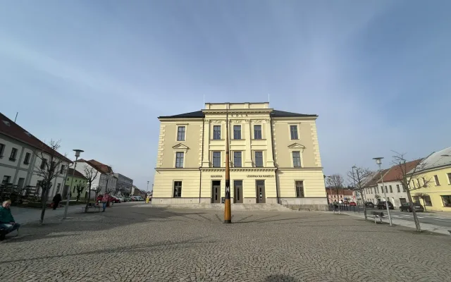 VIDEO: Letní čas v Třešti začne později. Sluneční hodiny se posunou až v úterý