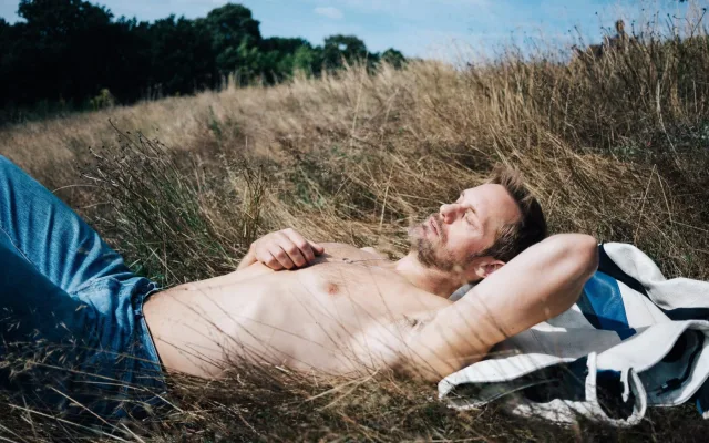 RECENZE: Obejmout muže a projezdit s ním noc. Motorkářská gay romance je konečně v kinech