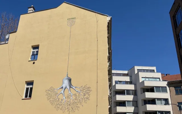 Pouliční umělec zkrášlil centrum Brna, jeho mural připomíná Velkou synagogu