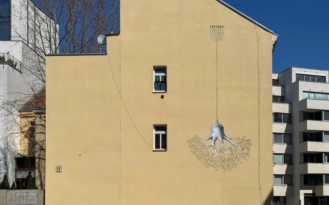 Pouliční umělec zkrášlil centrum Brna, jeho mural připomíná Velkou synagogu