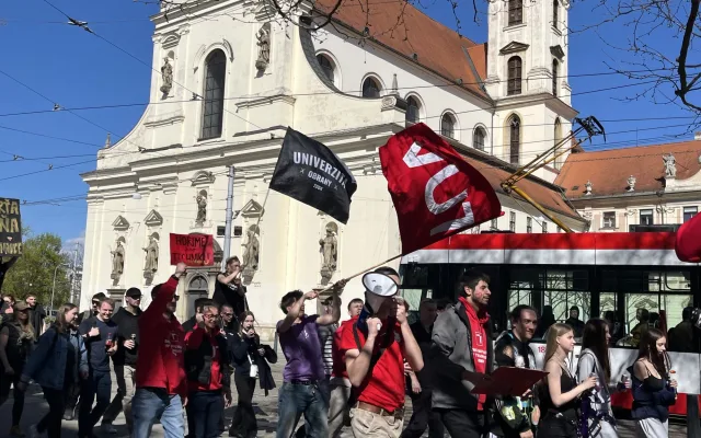 VIDEO: Studenti v Brně odstartovali majálesové oslavy. V centru postavili májku