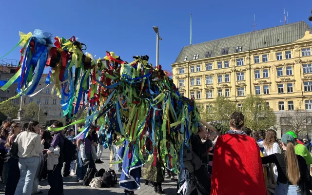 VIDEO: Studenti v Brně odstartovali majálesové oslavy. V centru postavili májku