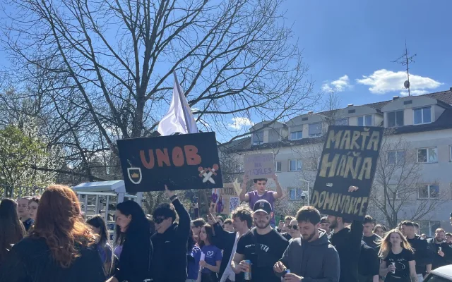 VIDEO: Studenti v Brně odstartovali majálesové oslavy. V centru postavili májku