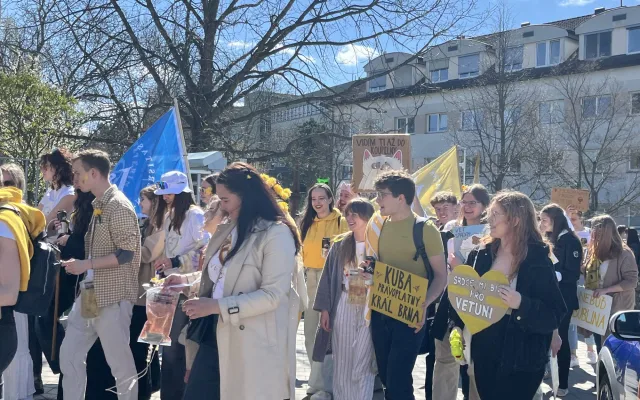 VIDEO: Studenti v Brně odstartovali majálesové oslavy. V centru postavili májku