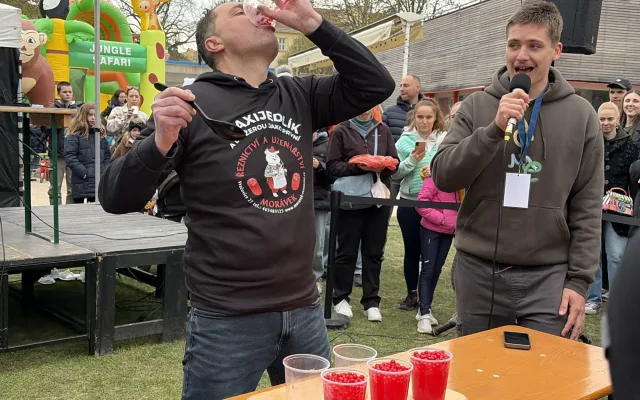 Maxijedlík v Brně během pěti minut spořádal tisíce praskacích perel do bubble tea