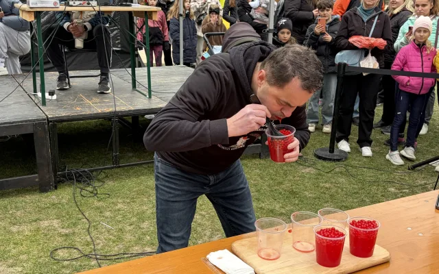 Maxijedlík v Brně během pěti minut spořádal tisíce praskacích perel do bubble tea