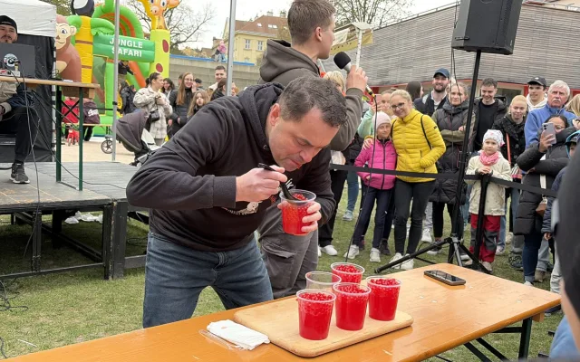 Maxijedlík v Brně během pěti minut spořádal tisíce praskacích perel do bubble tea
