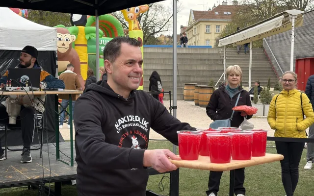 Maxijedlík v Brně během pěti minut spořádal tisíce praskacích perel do bubble tea