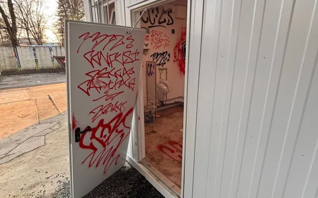 Fanoušci brněnské Zbrojovky posprejovali záchody Opavy. Škodu za 300 tisíc řeší policie