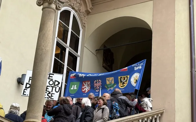 FOTO: Lidé na zastupitelstvu v Brně protestují proti sjezdu sudetských Němců