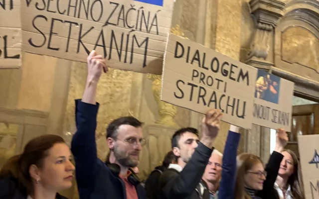 FOTO: Lidé na zastupitelstvu v Brně protestují proti sjezdu sudetských Němců