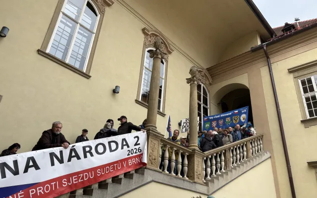 FOTO: Lidé na zastupitelstvu v Brně protestují proti sjezdu sudetských Němců