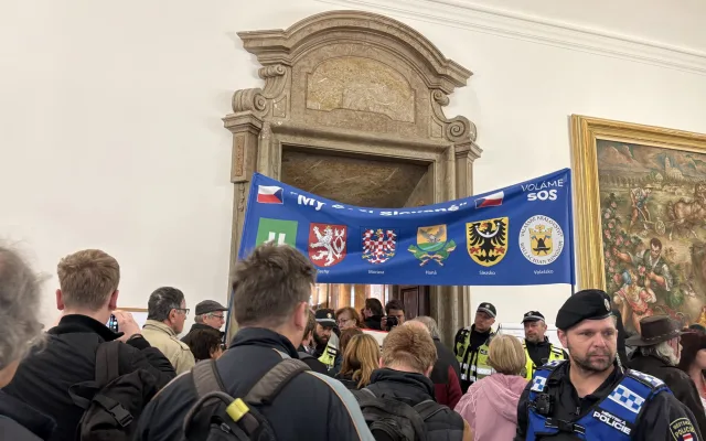 FOTO: Lidé na zastupitelstvu v Brně protestují proti sjezdu sudetských Němců