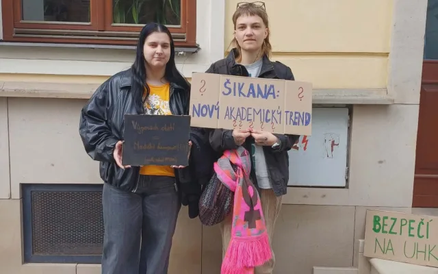 Šikana jako nový akademický trend? Studenti demonstrovali před rektorátem