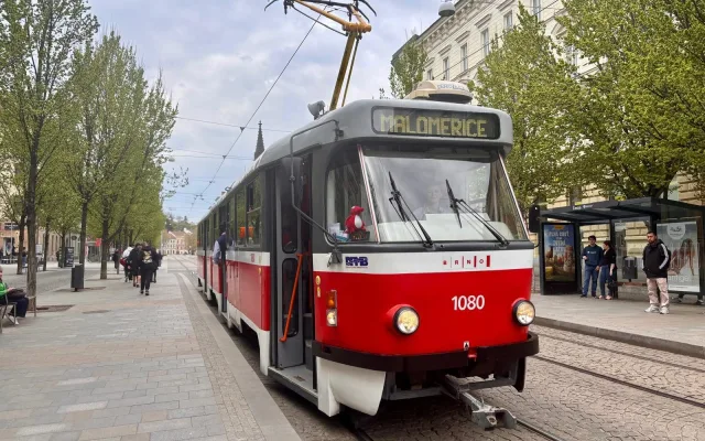 Brňané se rozloučili s ikonickými šalinami, pro charitu přitom vybrali desítky tisíc
