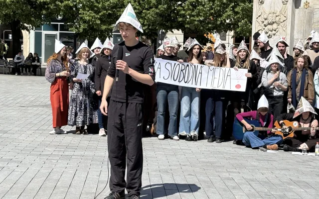 Papírové čepice i transparenty. Studenti v Brně podpořili veřejnoprávní média