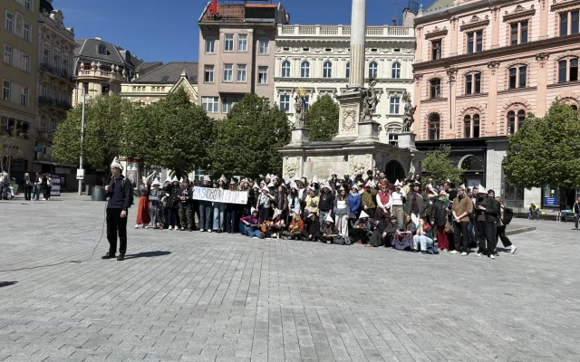 Papírové čepice i transparenty. Studenti v Brně podpořili veřejnoprávní média