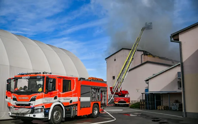 FOTO: Proč hořel sklad v Brně-Přízřenicích? Závada na osvětlení, míní hasiči