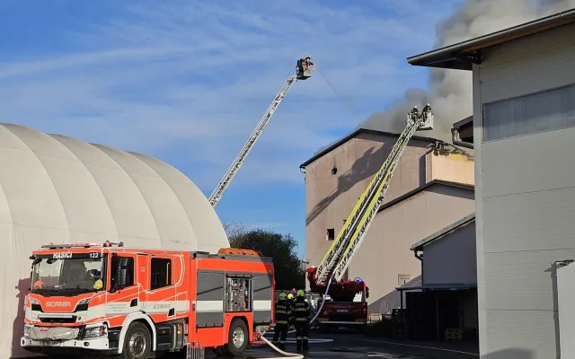 FOTO: Proč hořel sklad v Brně-Přízřenicích? Závada na osvětlení, míní hasiči