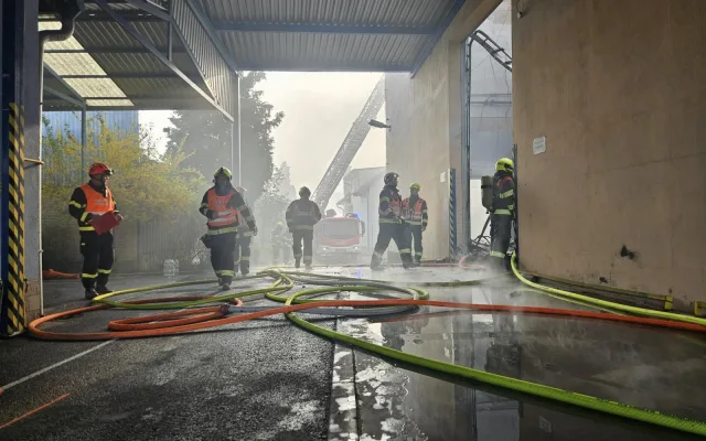 FOTO: Proč hořel sklad v Brně-Přízřenicích? Závada na osvětlení, míní hasiči