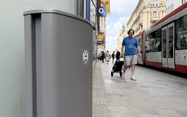 ANKETA: V centru Brna jsou po dvaceti letech nové koše. Pojmou dvakrát více odpadu
