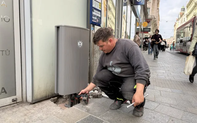 ANKETA: V centru Brna jsou po dvaceti letech nové koše. Pojmou dvakrát více odpadu