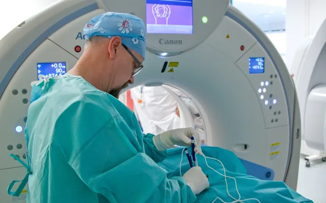 Brněnští lékaři zachránili pacienta s nádorem před ochrnutím. Zabrala nová metoda