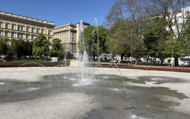 VIDEO: V brněnském moři už zurčí voda. Kašna na Moraváku je po zimě v provozu