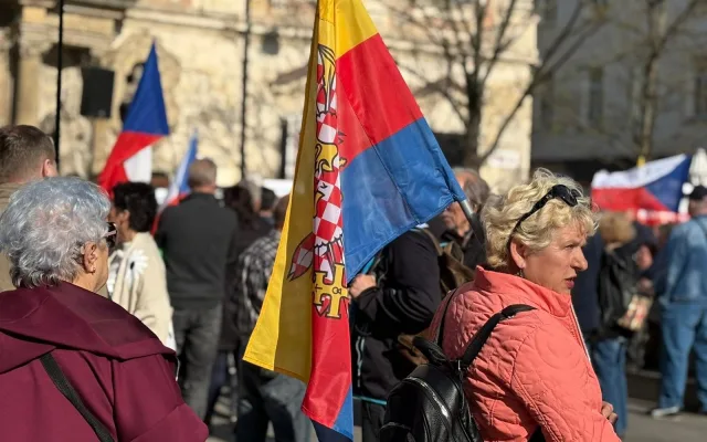 FOTO: Vlajky, hymna, SPD. V Brně se znovu protestovalo proti sudetoněmeckému sjezdu