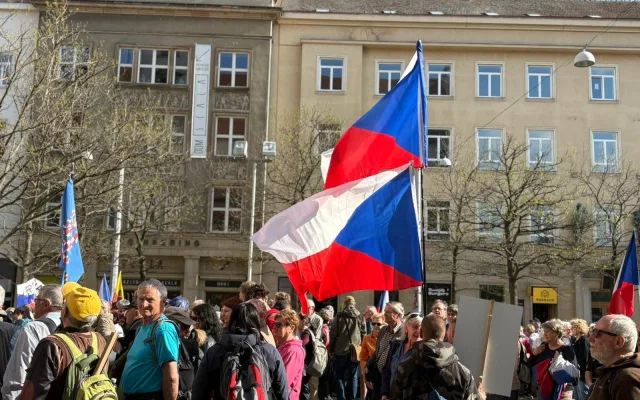 FOTO: Vlajky, hymna, SPD. V Brně se znovu protestovalo proti sudetoněmeckému sjezdu