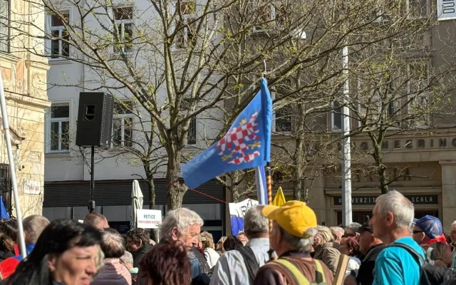FOTO: Vlajky, hymna, SPD. V Brně se znovu protestovalo proti sudetoněmeckému sjezdu